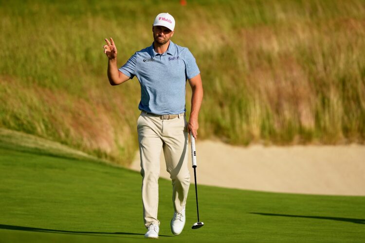 Clark builds early 4-shot lead at U.S. Open